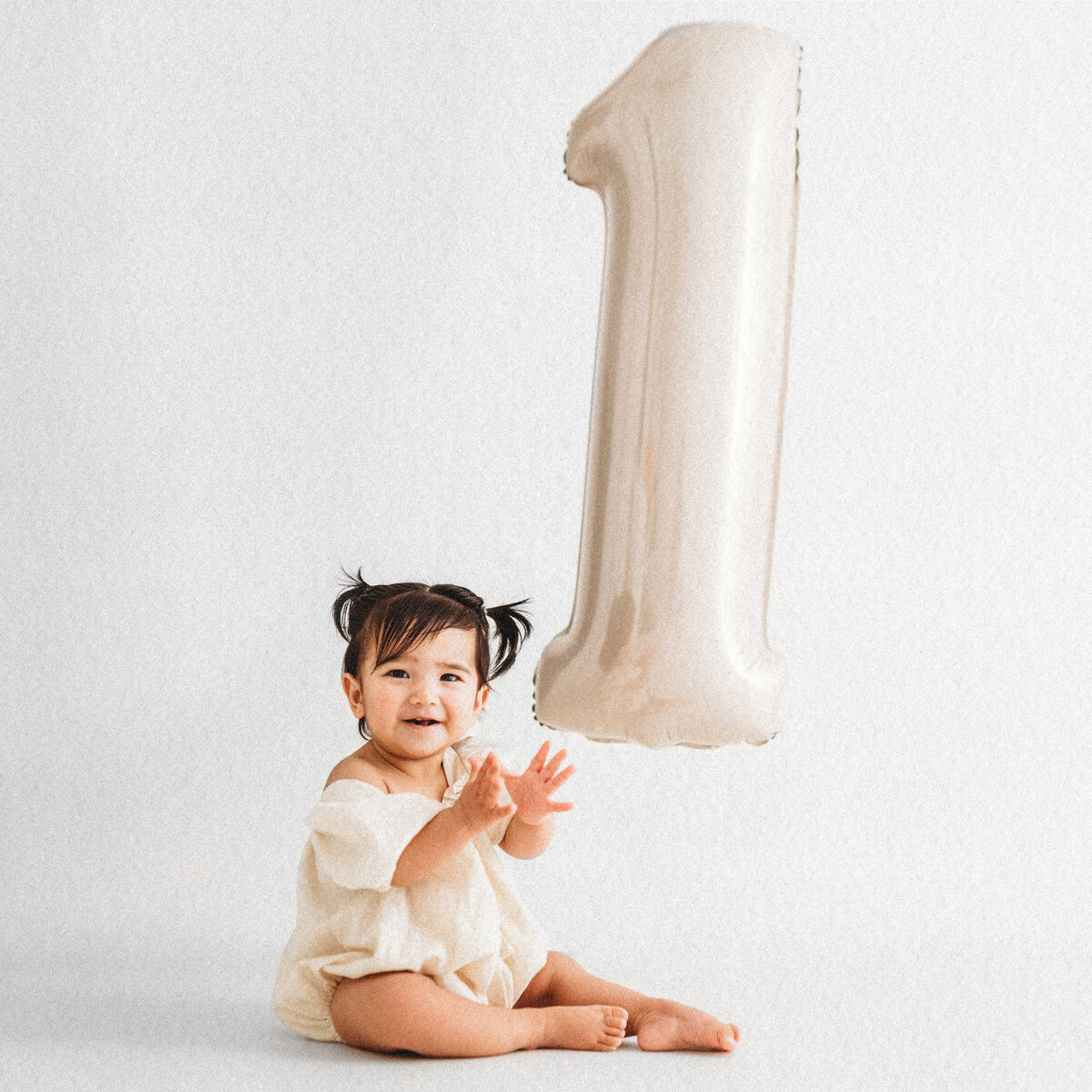 LittleWhitePhotography-Cake-Smash-13