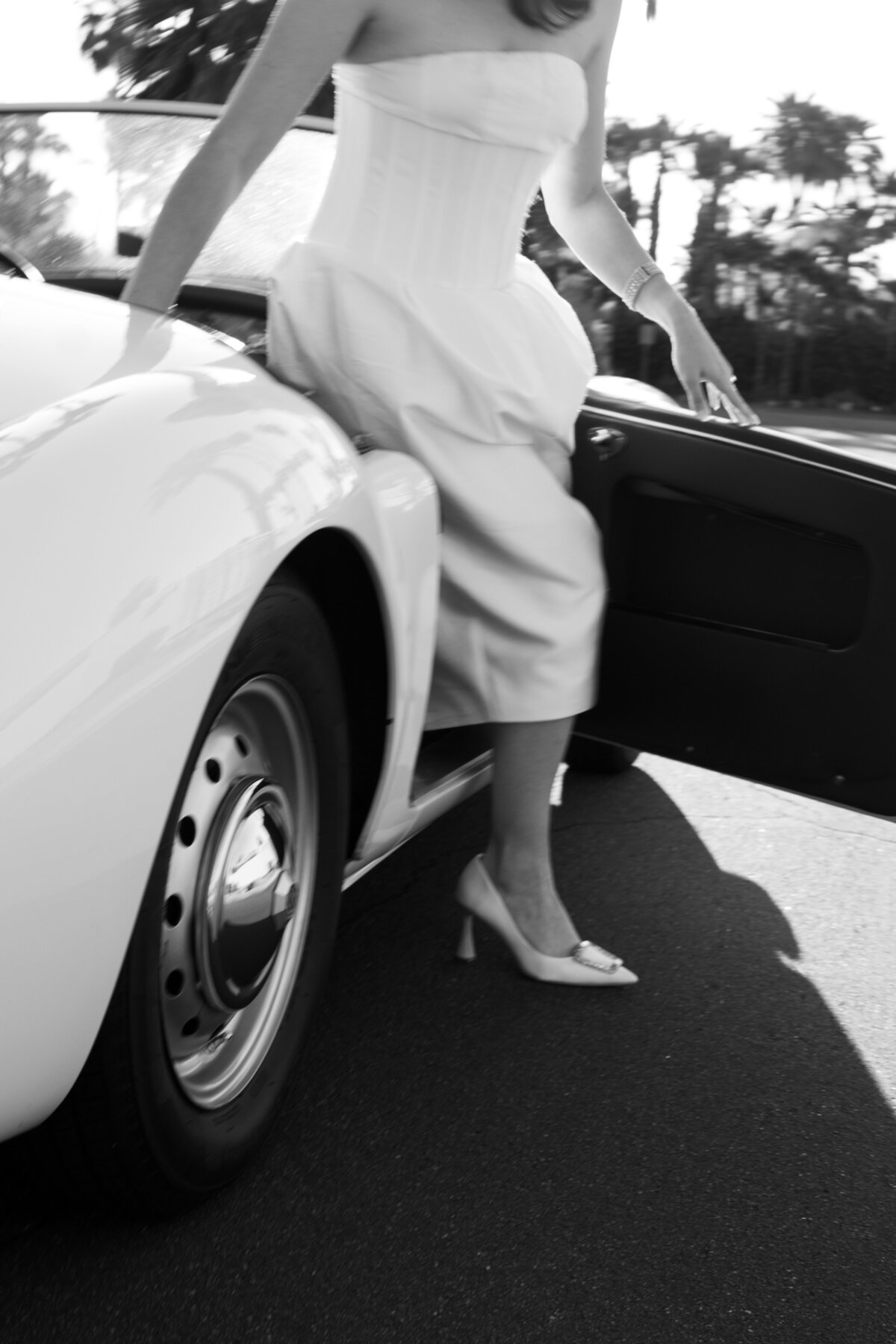 detail-bride-shoes-vintage-car