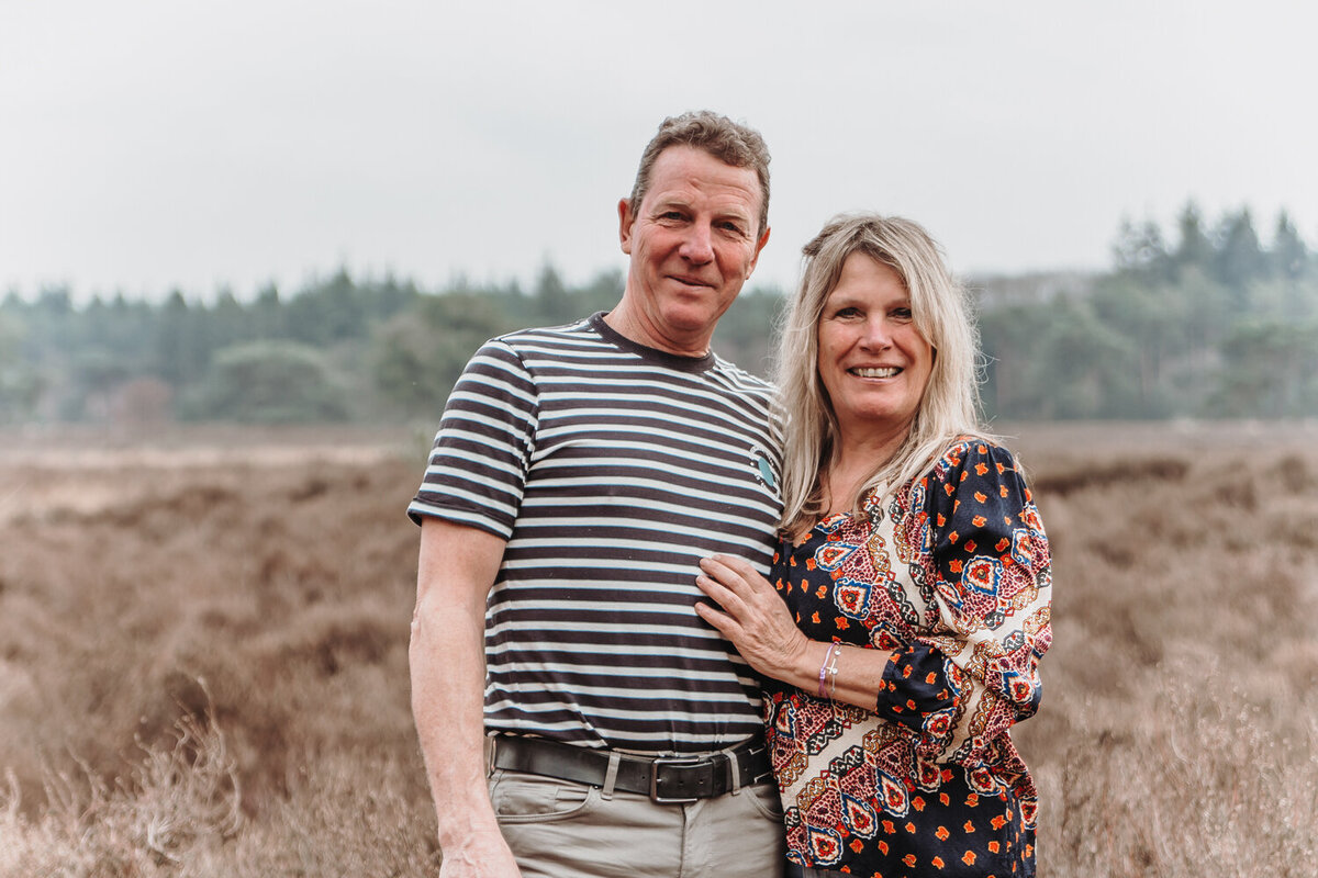 Man en vrouw knuffelen elkaar en lachen