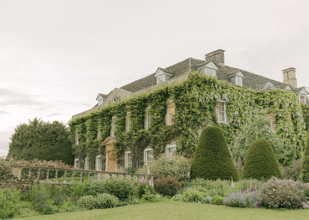 chloe-winstanley-weddings-cotswolds-cornwell-manor-house-garden
