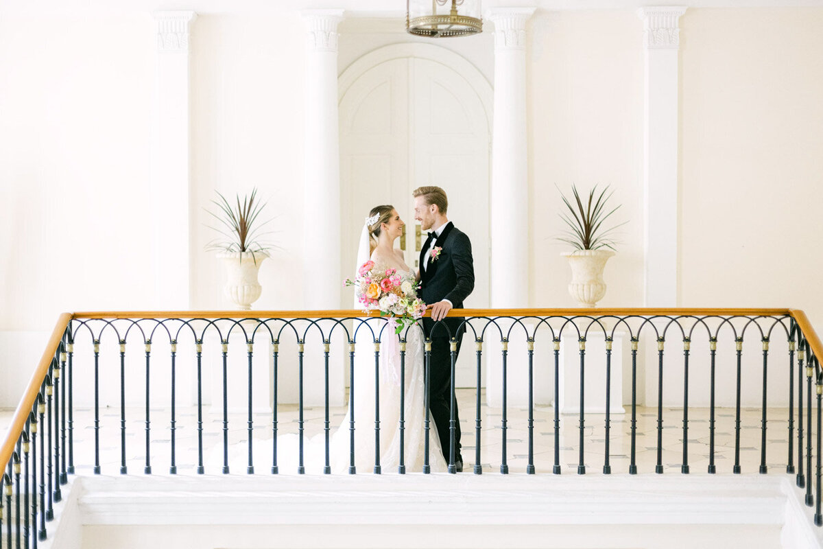 Focení nevěsty a ženicha na schodech
