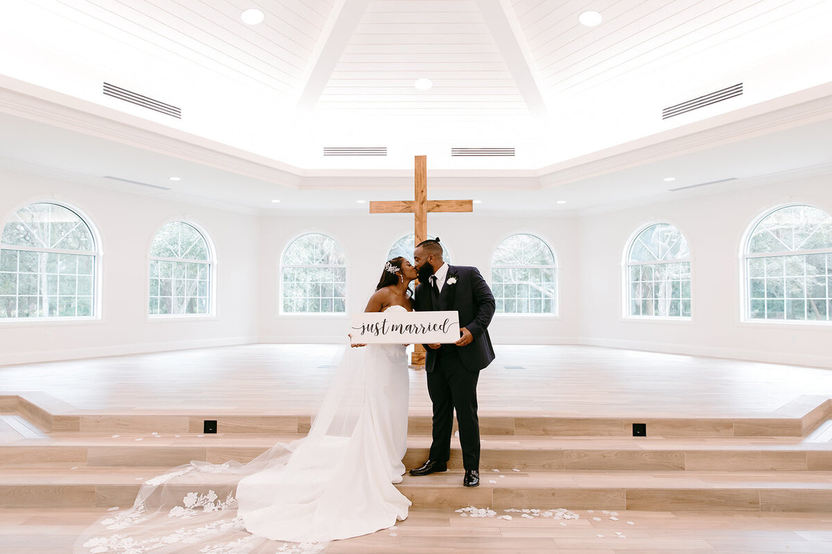 jessica-cruz-photography-harborside-chapel-florida-elopement-chantilly-chic-16