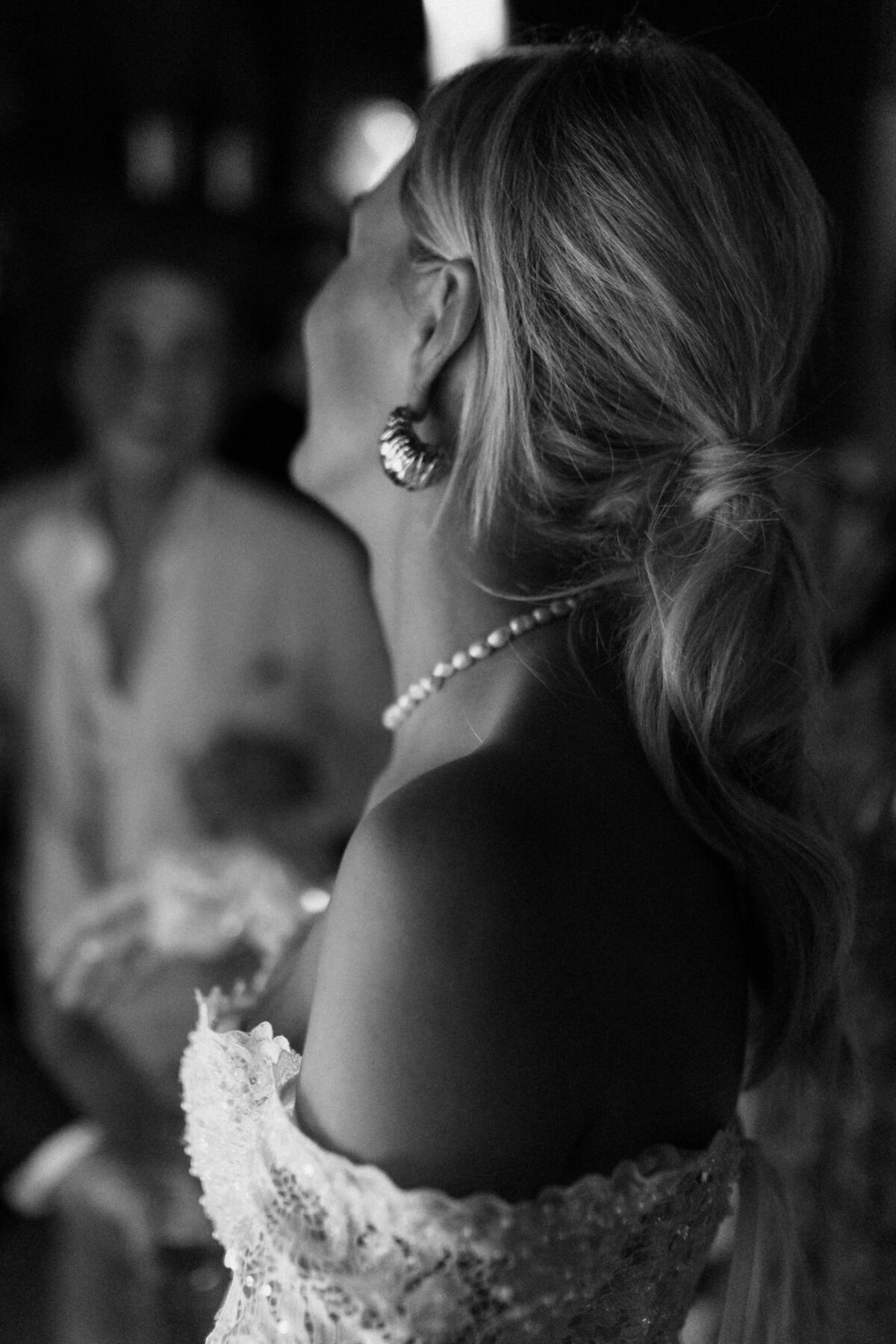 detail bruid in zwartwit met oorbel in en ketting op door hanna wursten