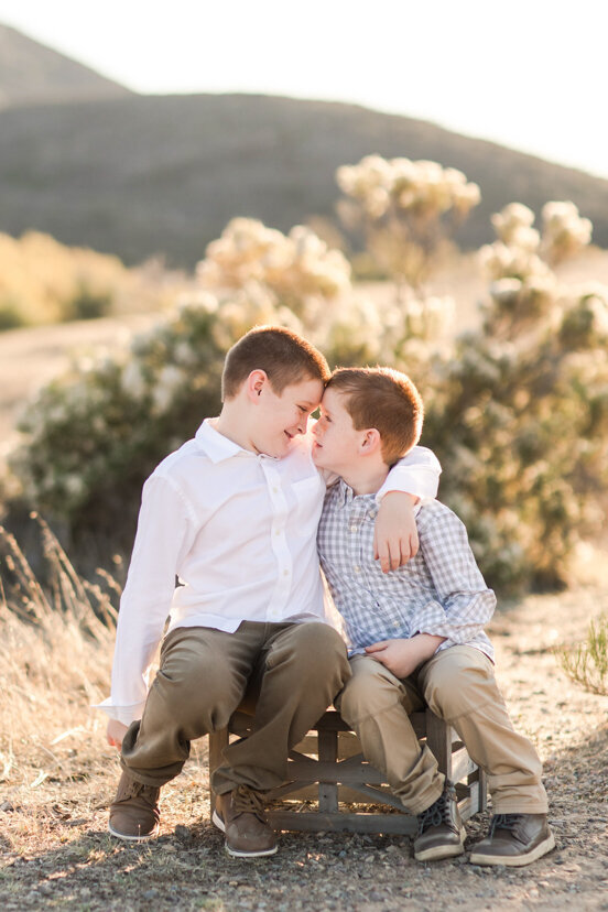 siblings-sitting-on-crate-mission-trails-san-diego