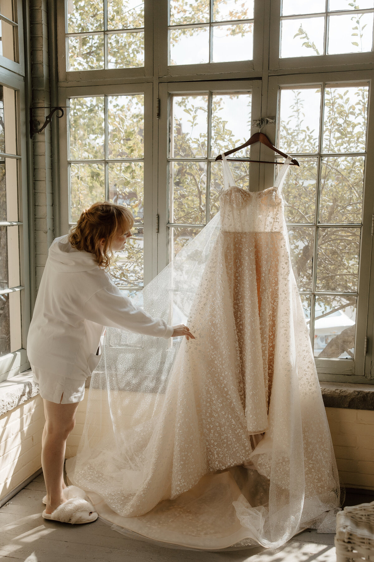 bride-looking-at-dress-meg-pearson-photography-midwest