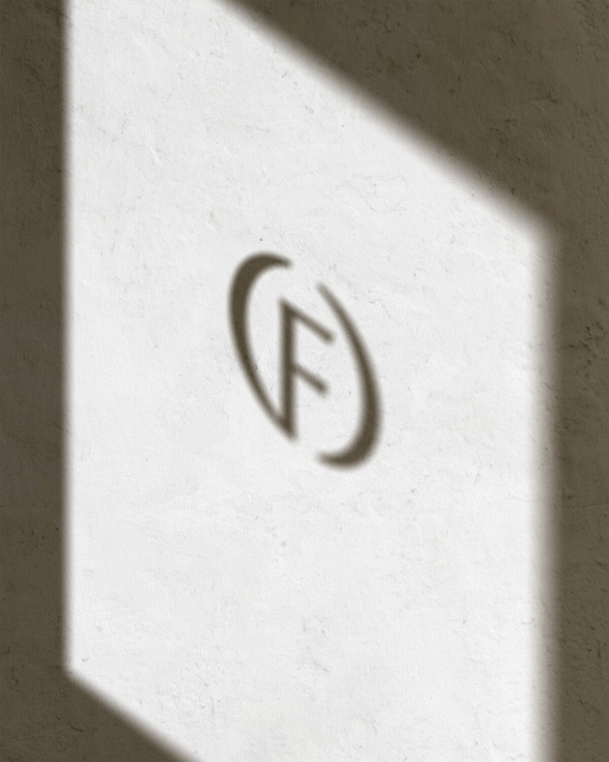 Minimalistisch Formis logo in schaduwprojectie