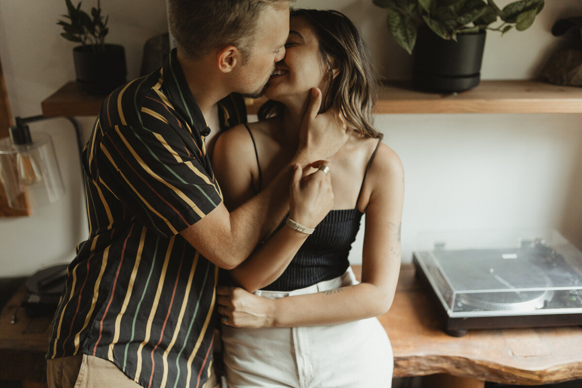 casualcouplesinhomesessionkansascityphotographer-69