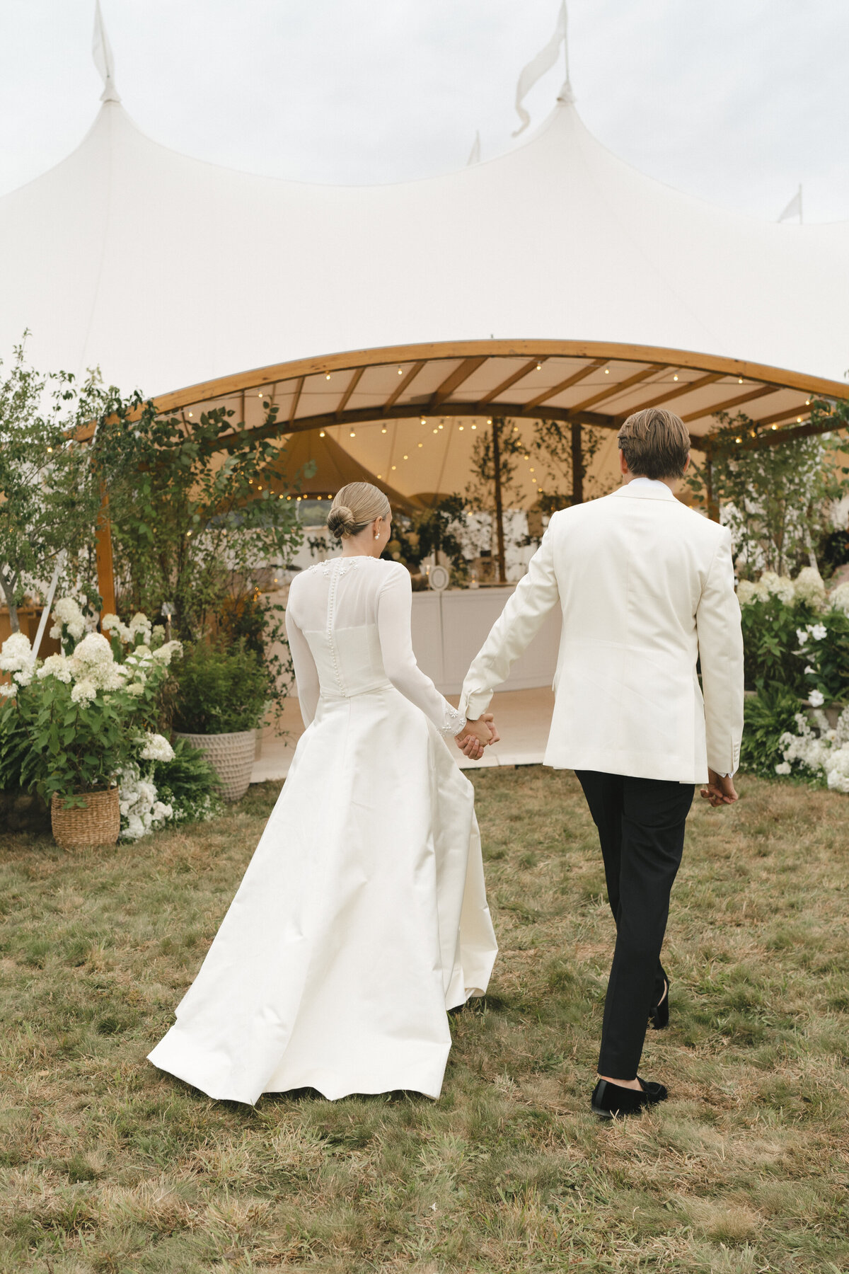 Marthas-vineyard-wedding-planner-kg-events-design-luxury-destination-weddings-private-events-corporate-events-edgartown-ma-event-designer-outdoor-tented-wedding-reception-island-wedding-vogue-wedding-pohogonot-27