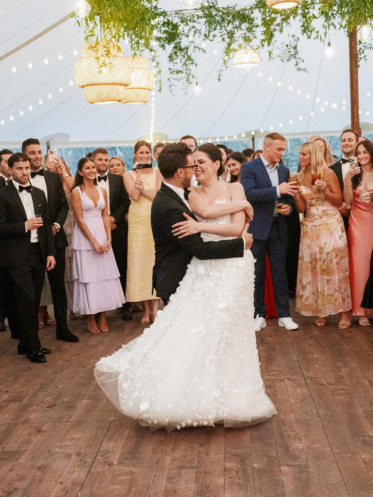 newlyweds-first-dance