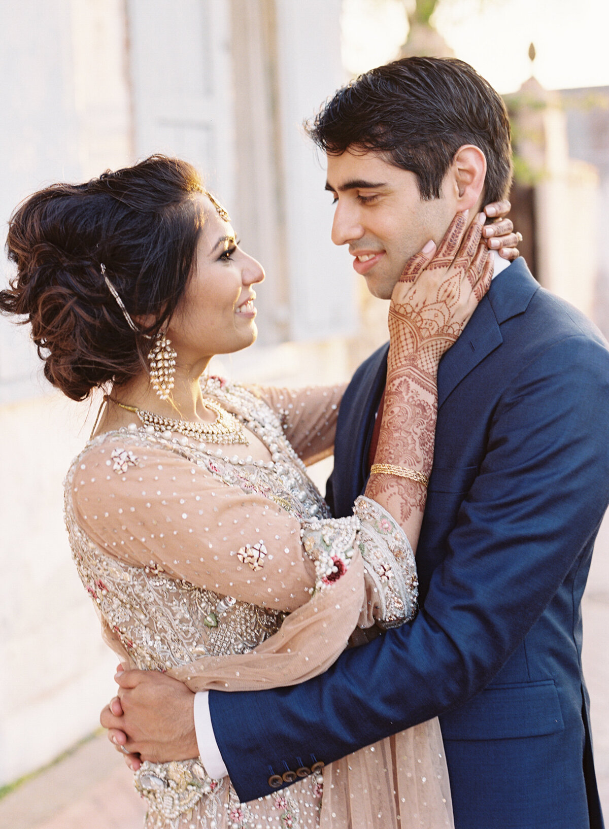race-and-religious-new-orleans-indian-wedding-bride-groom-portraits-blush-lehenga