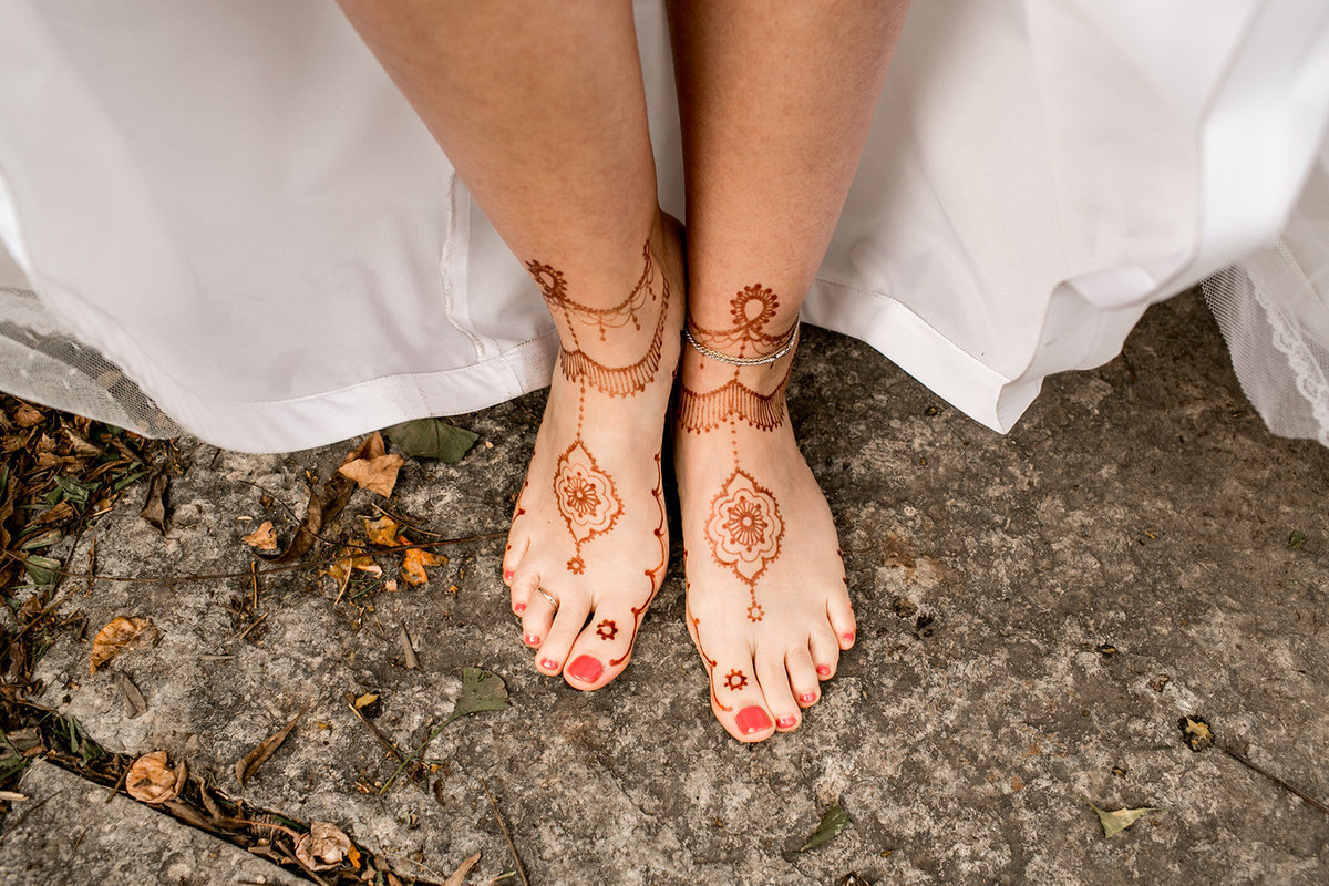 Des Moines Iowa bride with henna on her feet.