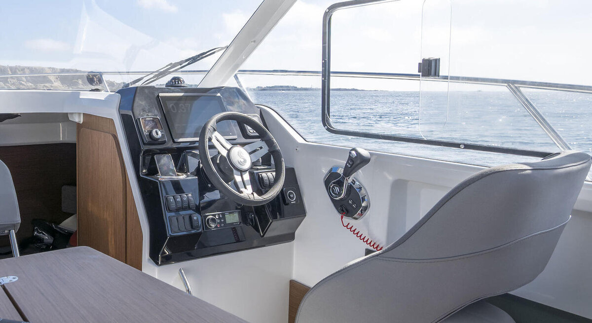 beneteau-antares-8-interior-1