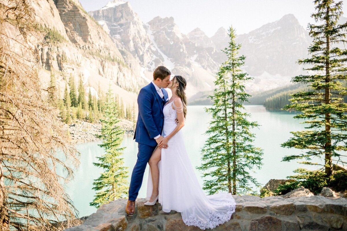 Moraine-Lake-and-the-Valley-of-the-Ten-Peaks-with-bride-and-groom-kissing