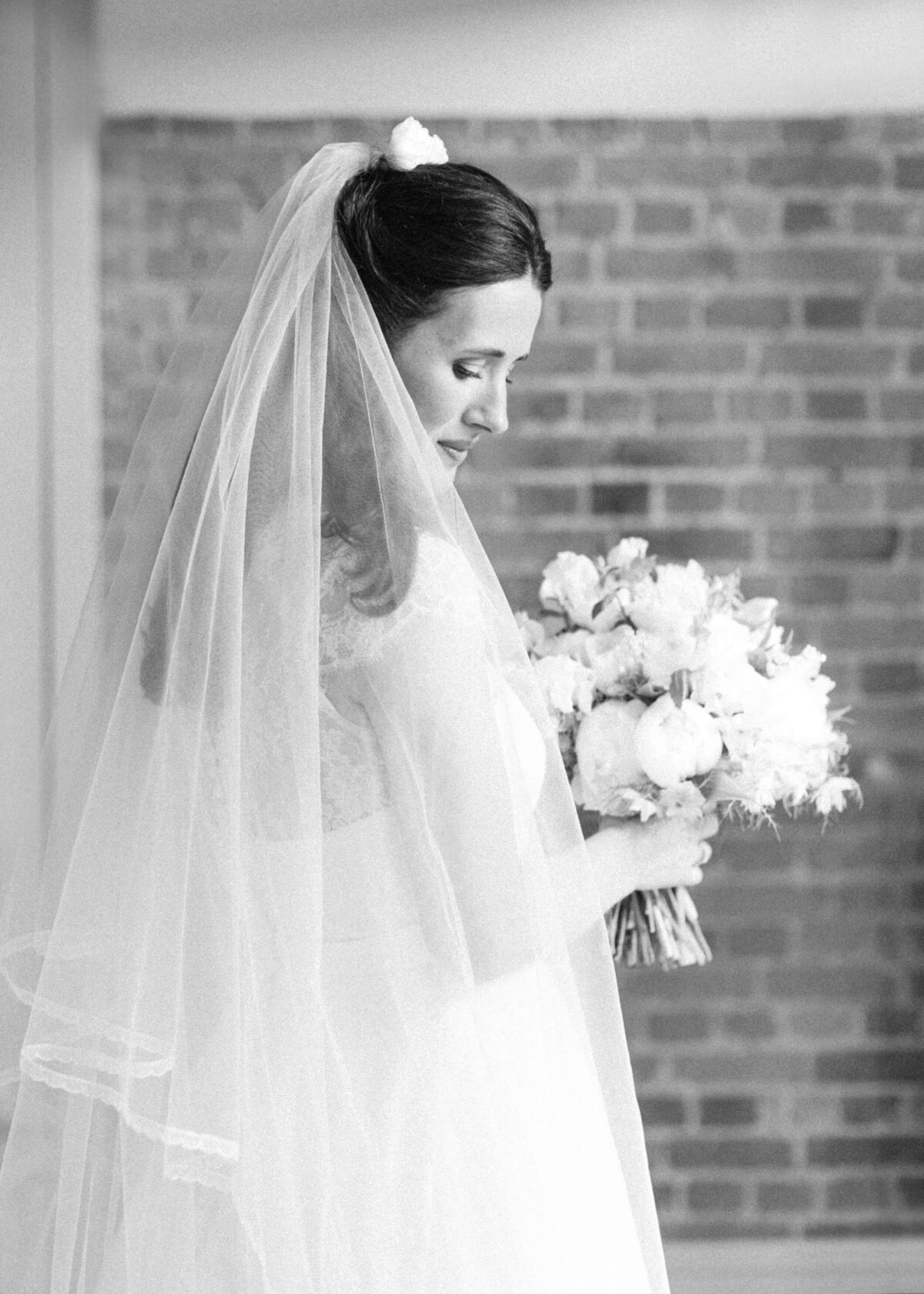 chloe-winstanley-weddings-wiltshire-bridal-portrait-black-white
