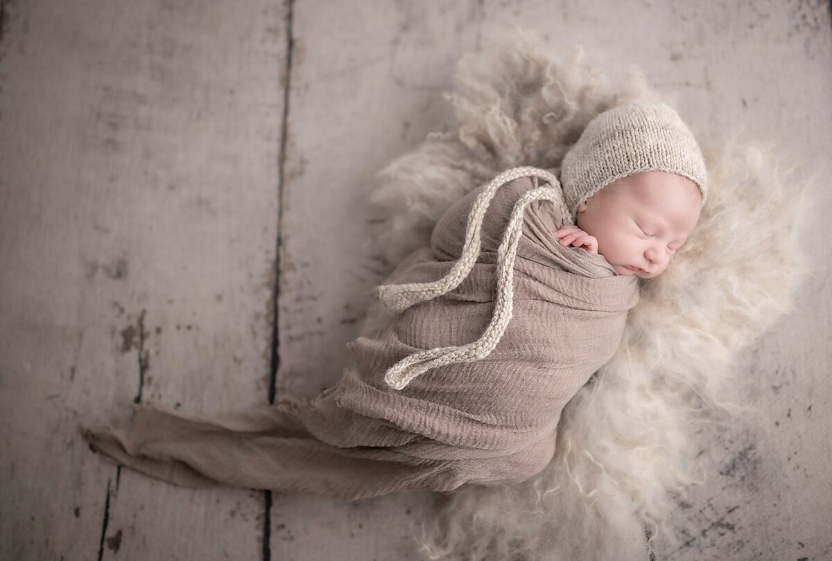 Baby-Swadldle-Wrapped-Julia-Kelleher-Style-South-Bend-Newborn-Photgorapher-ALW_5512