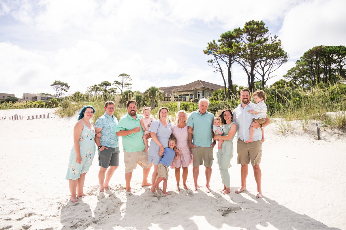 extened family photo session on beach
