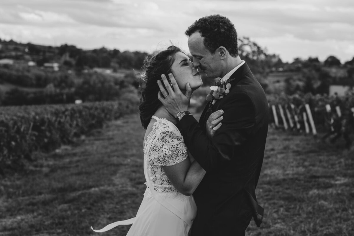 Mathilde-et-Jules-mariage-couple-exterieur-vignes3