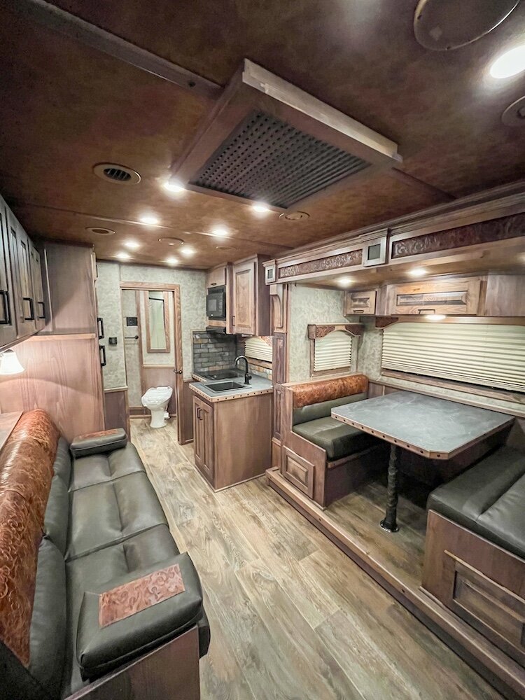 luxury-living-quarter-horse-trailers-trail-boss-conversions-living-areas-37
