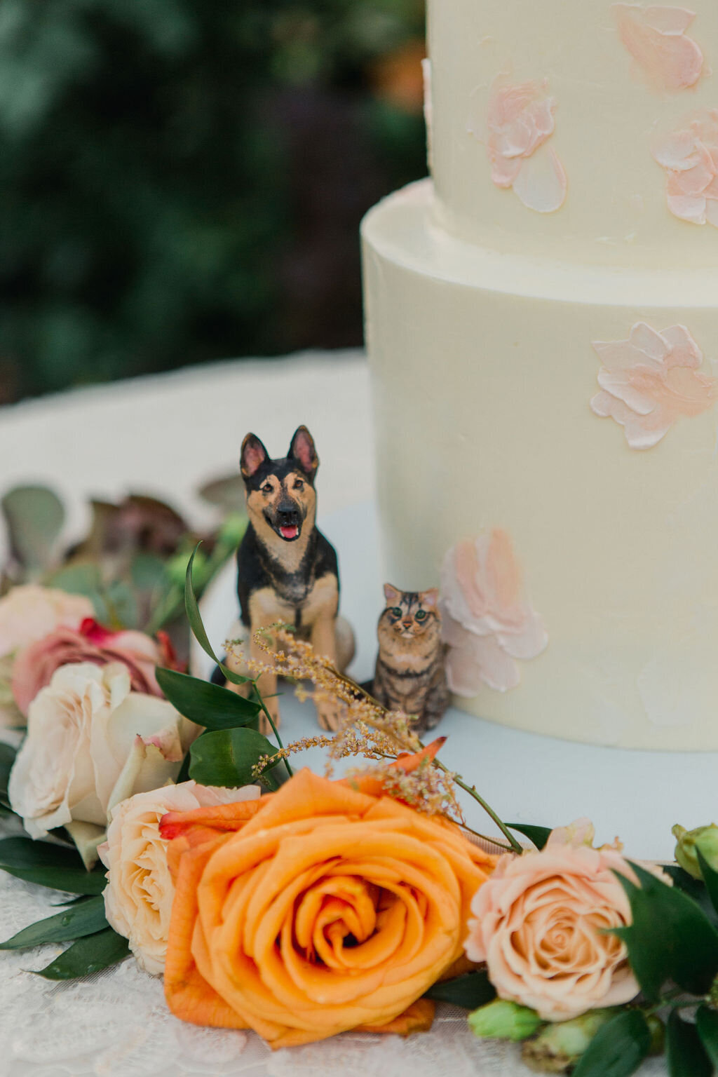 Dog statue on wedding cake with florals by Vella Nest Floral Design | Dallas Fort Worth Wedding Florist