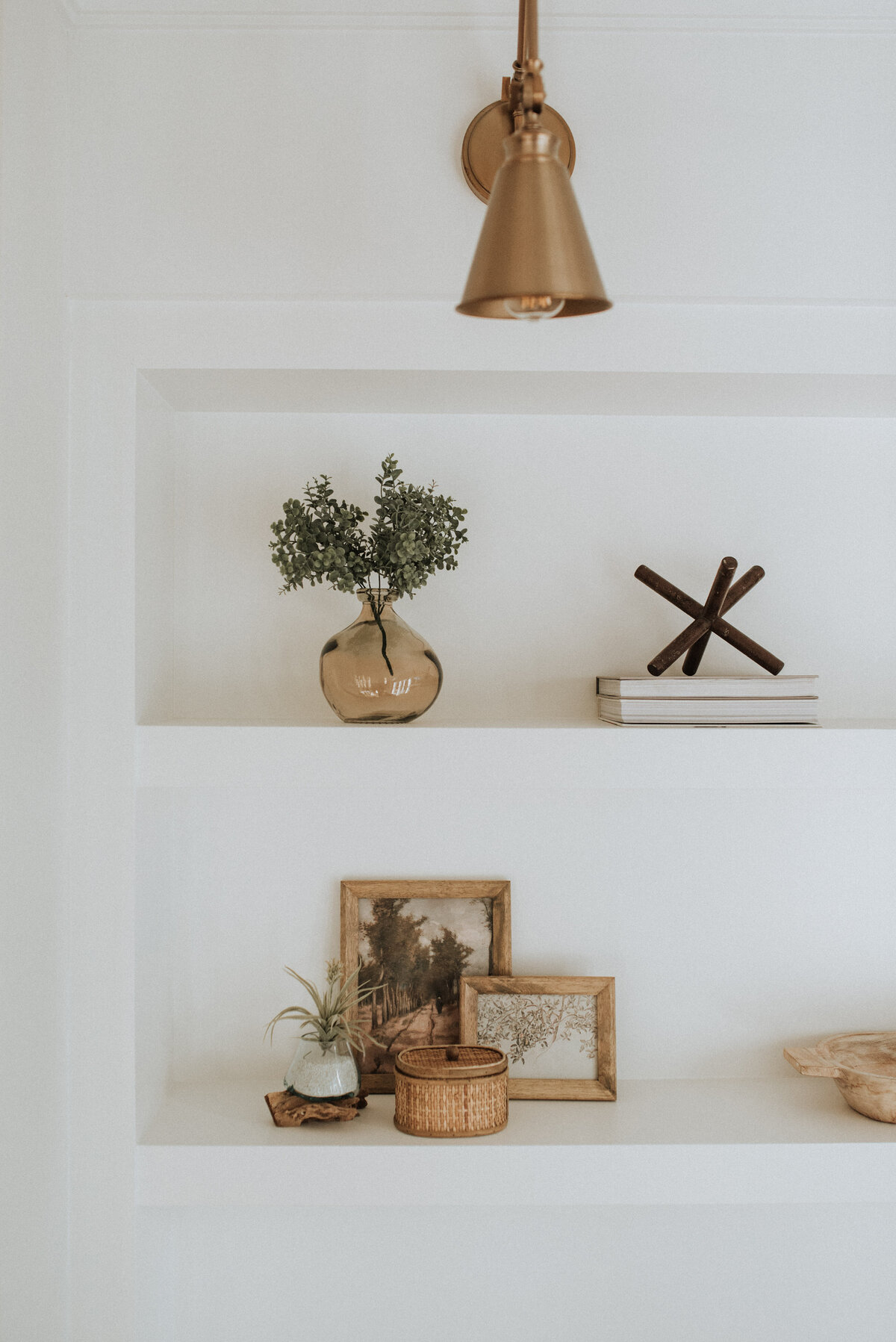 bright-living-room-white-shelving