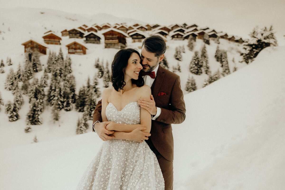 brautpaar-shooting-im-hintergrund-belalp-dorf-hochzeitsfotograf.jpg