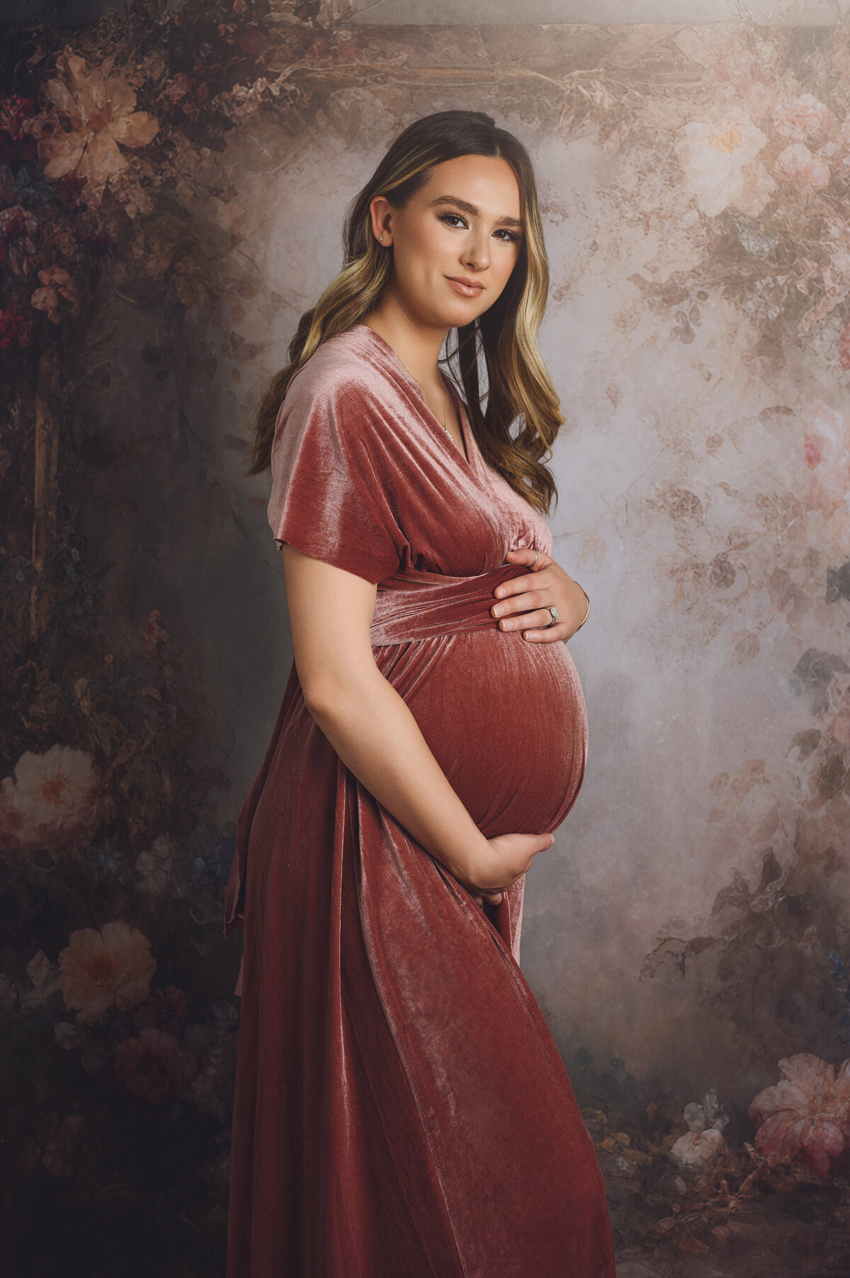 Embrace your style and beauty with fashion maternity studio portraits by Leslie Q Photography. Offering elegant, high-quality pregnancy photography in a luxurious studio setting. Serving Michiana, Northern Indiana, and Southwest Michigan.