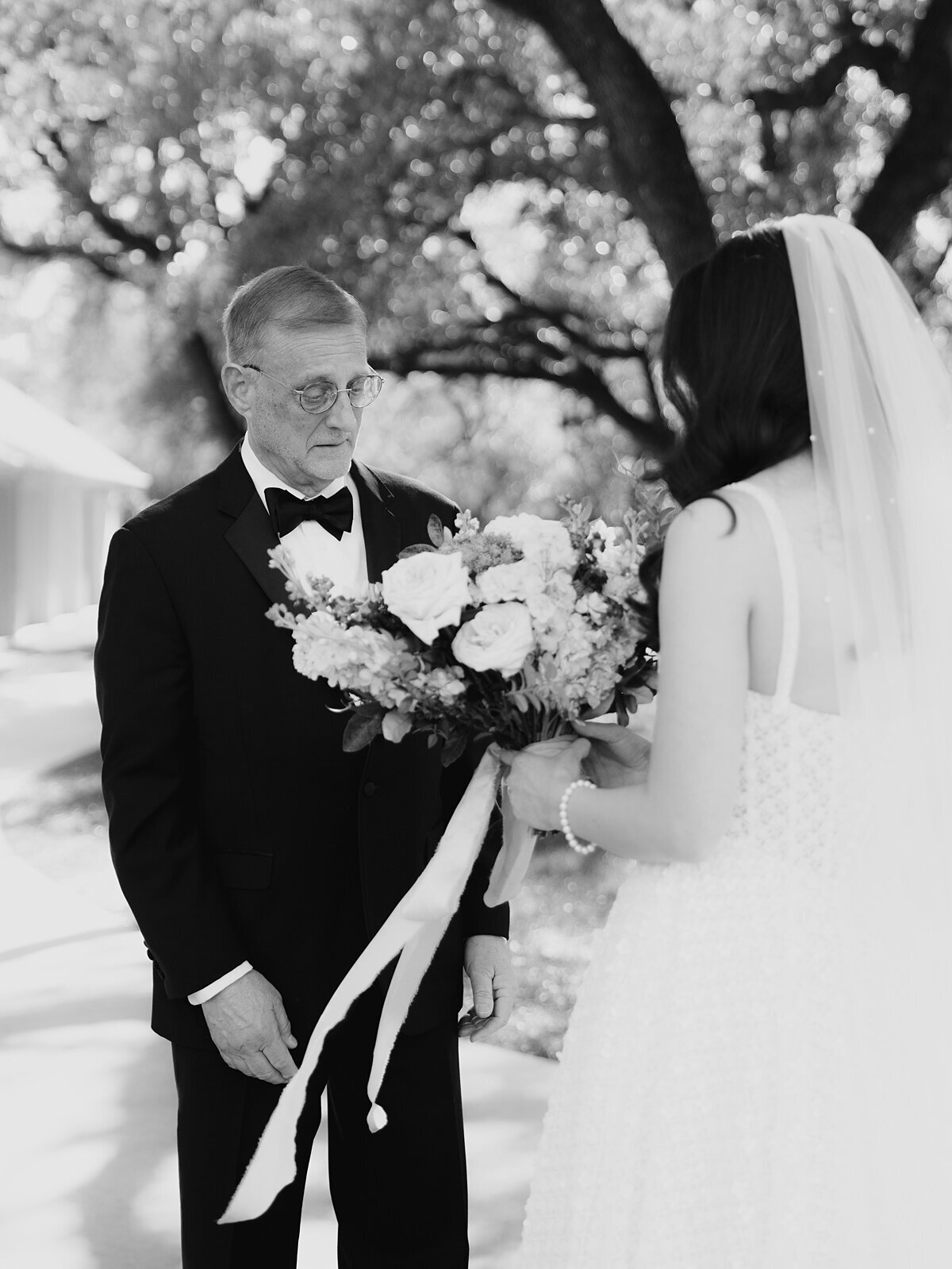 Chandelier- of-Gruene-San-Antonio-wedding_0007