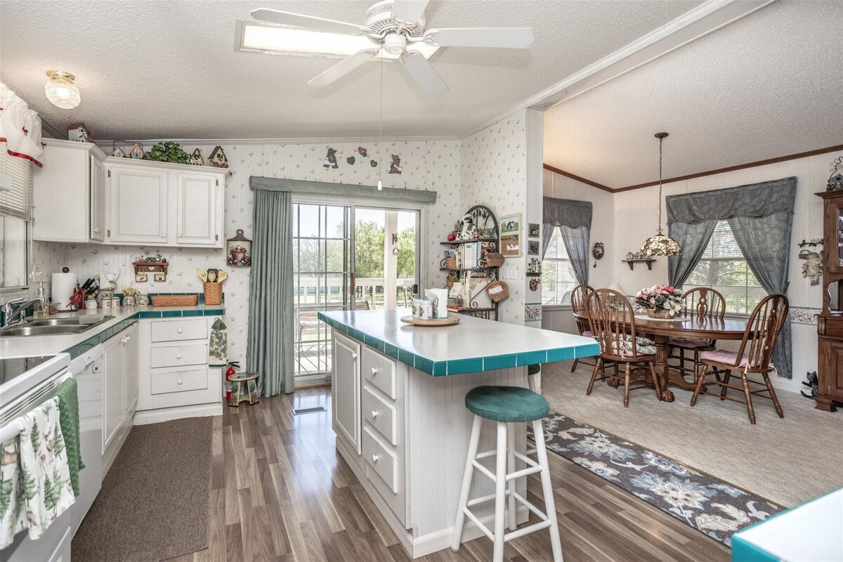 Kitchen bar