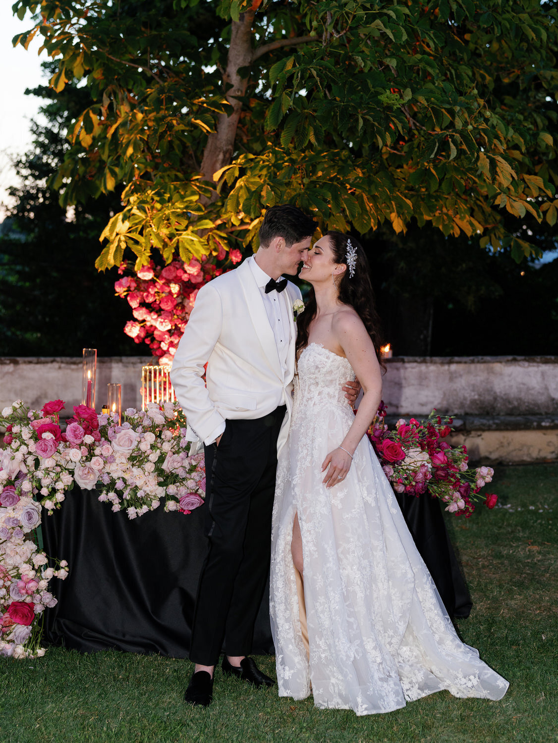 184-Couple-Kissing-Reception-Italy
