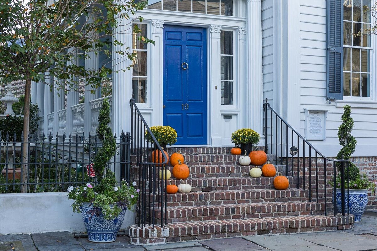 charleston-stairs-pumpkins-5501