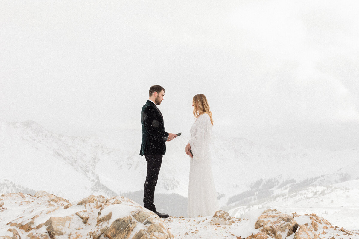 Colorado_Loveland_Pass_Winter_Elopement_By_Diana_Coulter-18