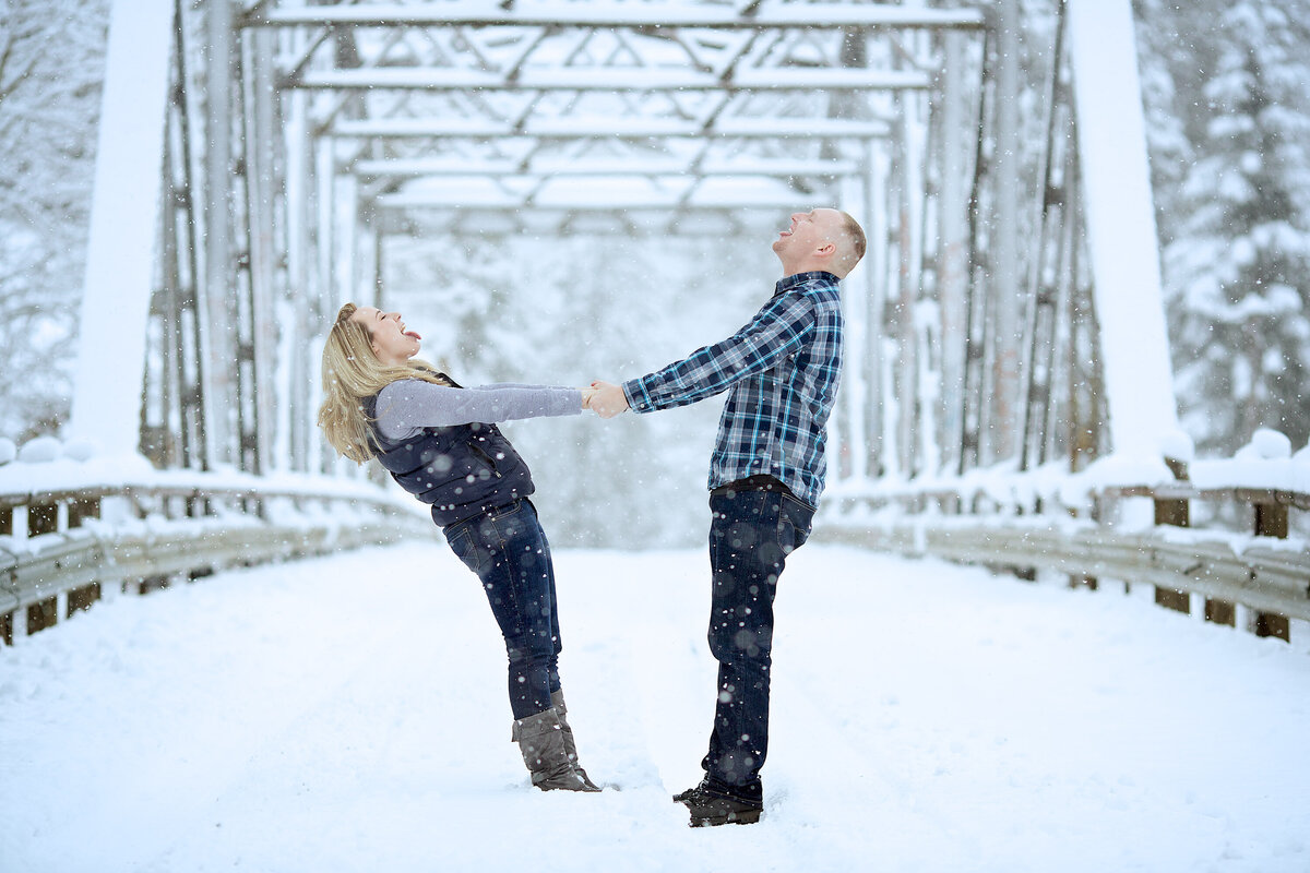 winter-engagement-portrait-coeur-dalene-snow