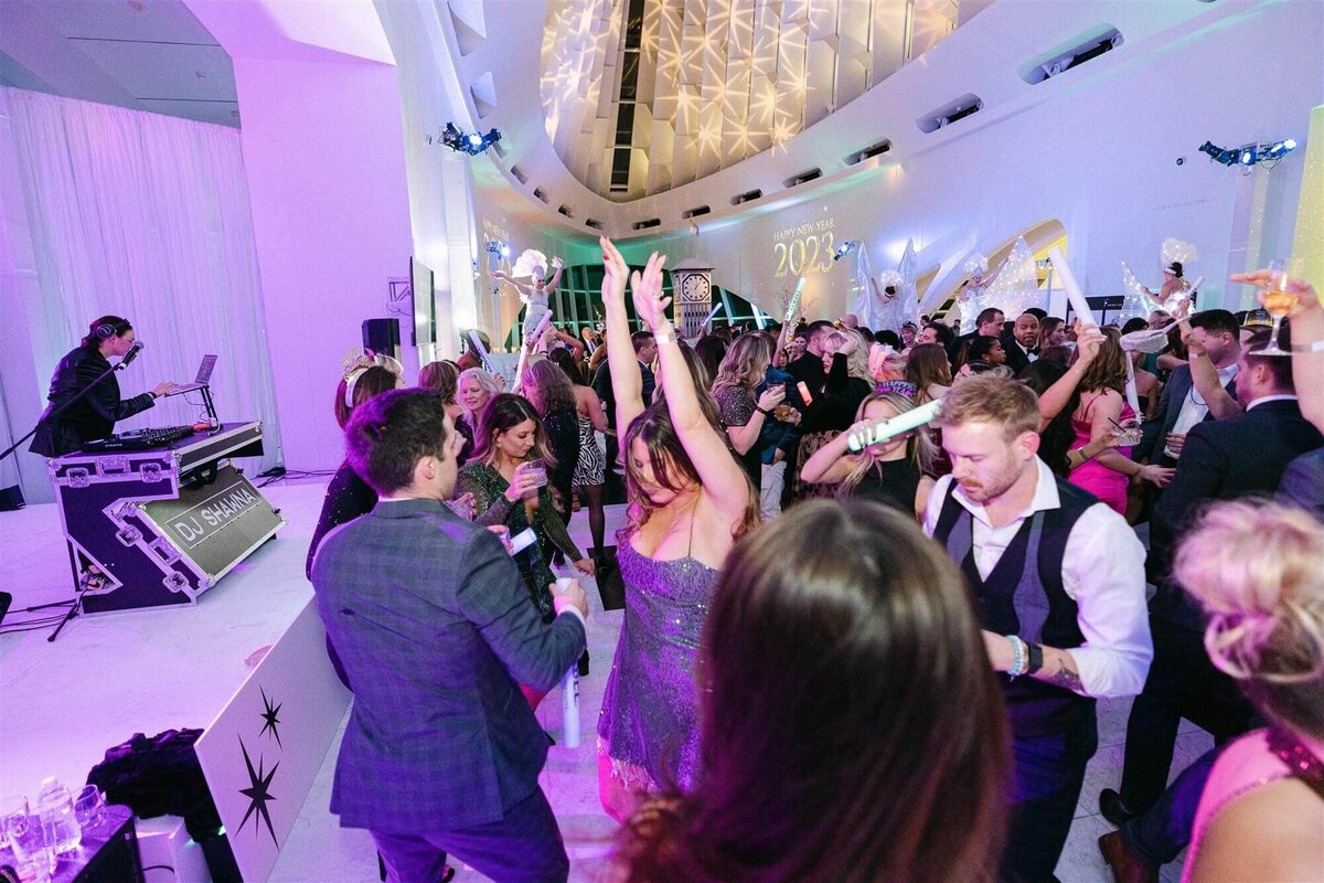 dj-shawna-guests-dancing-new-years-eve-2023