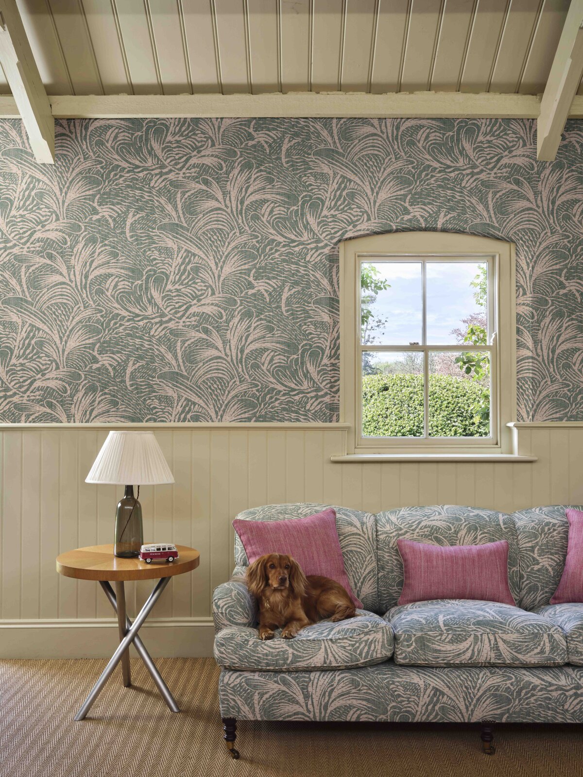FERMOIE-AUTUMN 25-WALLPAPER-GREEN-SAVERNAKE-WPSAVE-005-SOFA-SAVE-005-CUSHION-N-009-PG-033-LIFESTYLE-MED