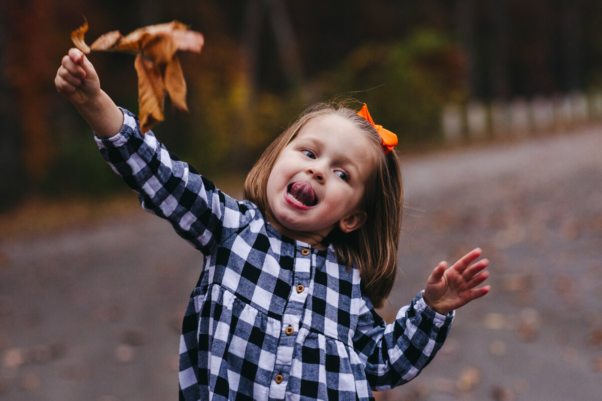 a girl during a family photo shoot in crossville