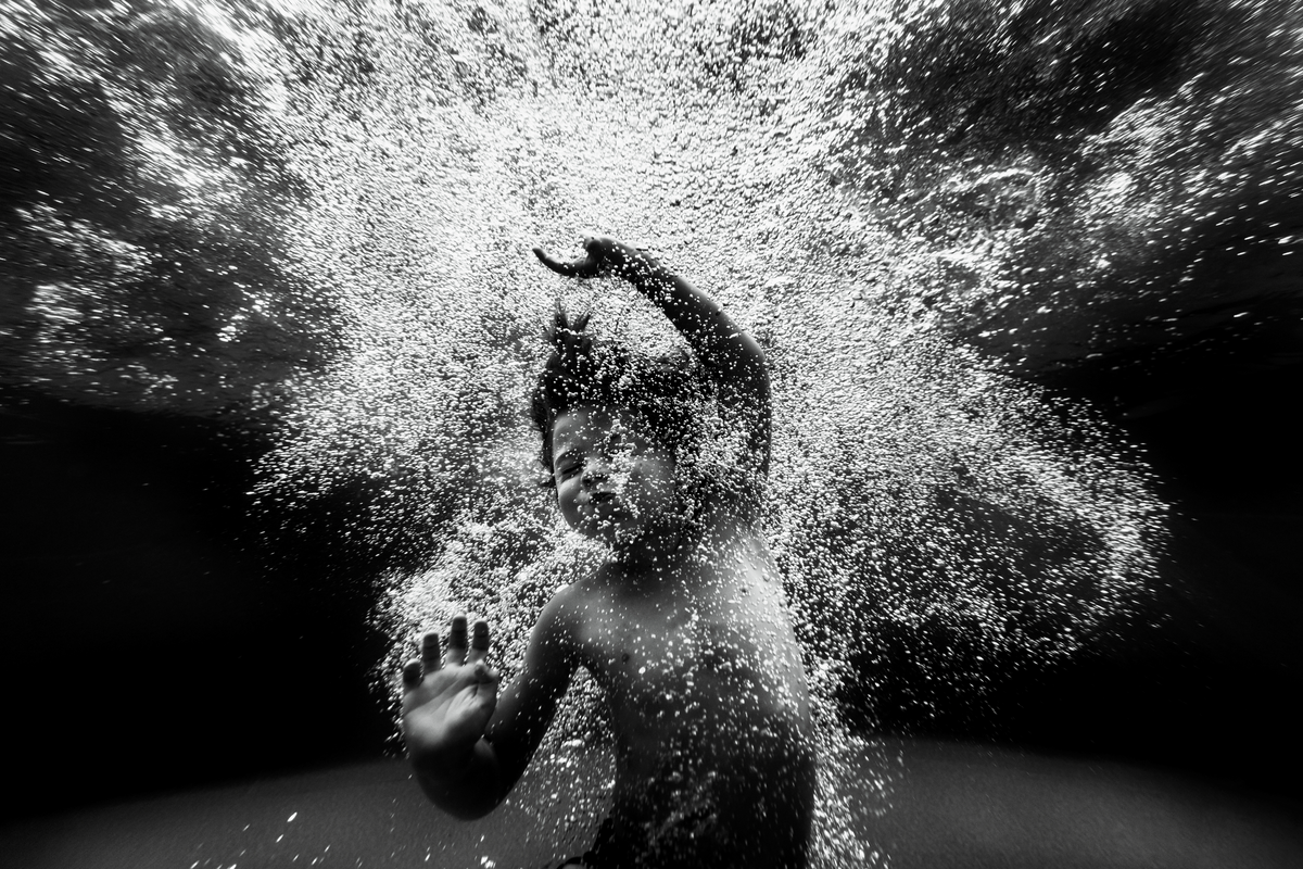underwater photographer, columbus, ga, atlanta, pool, young boy swimming, bubbles, ker-fox photography 6