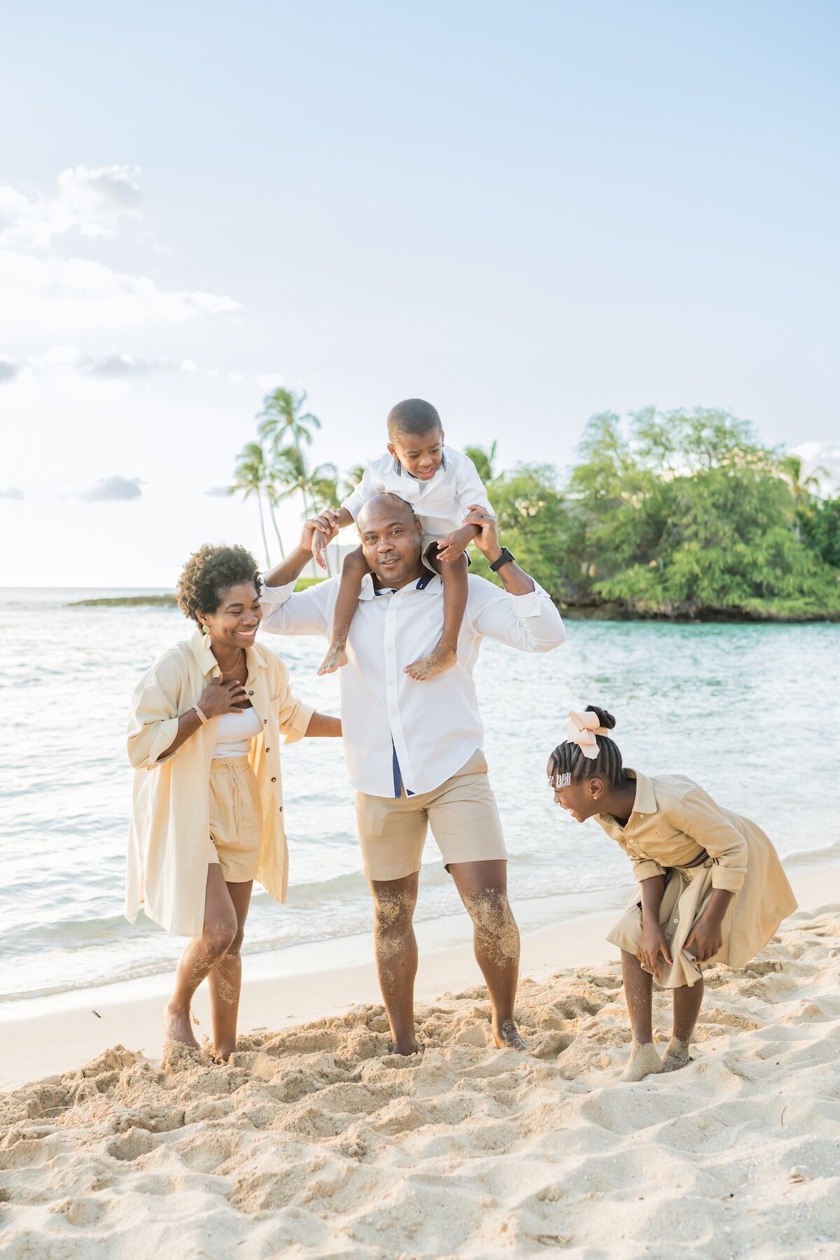Beautiful moments during Oahu family portrait session