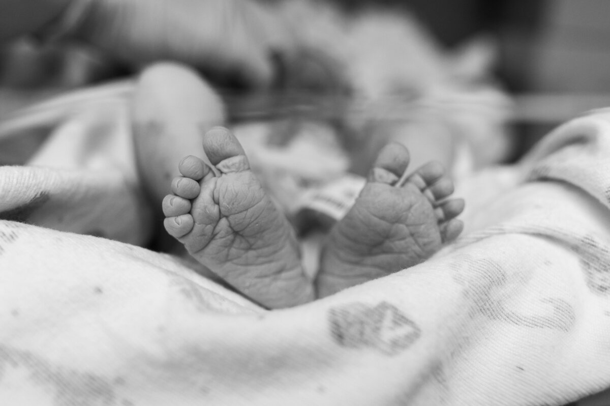 Newborn baby feet after unmedicated hospital birth.