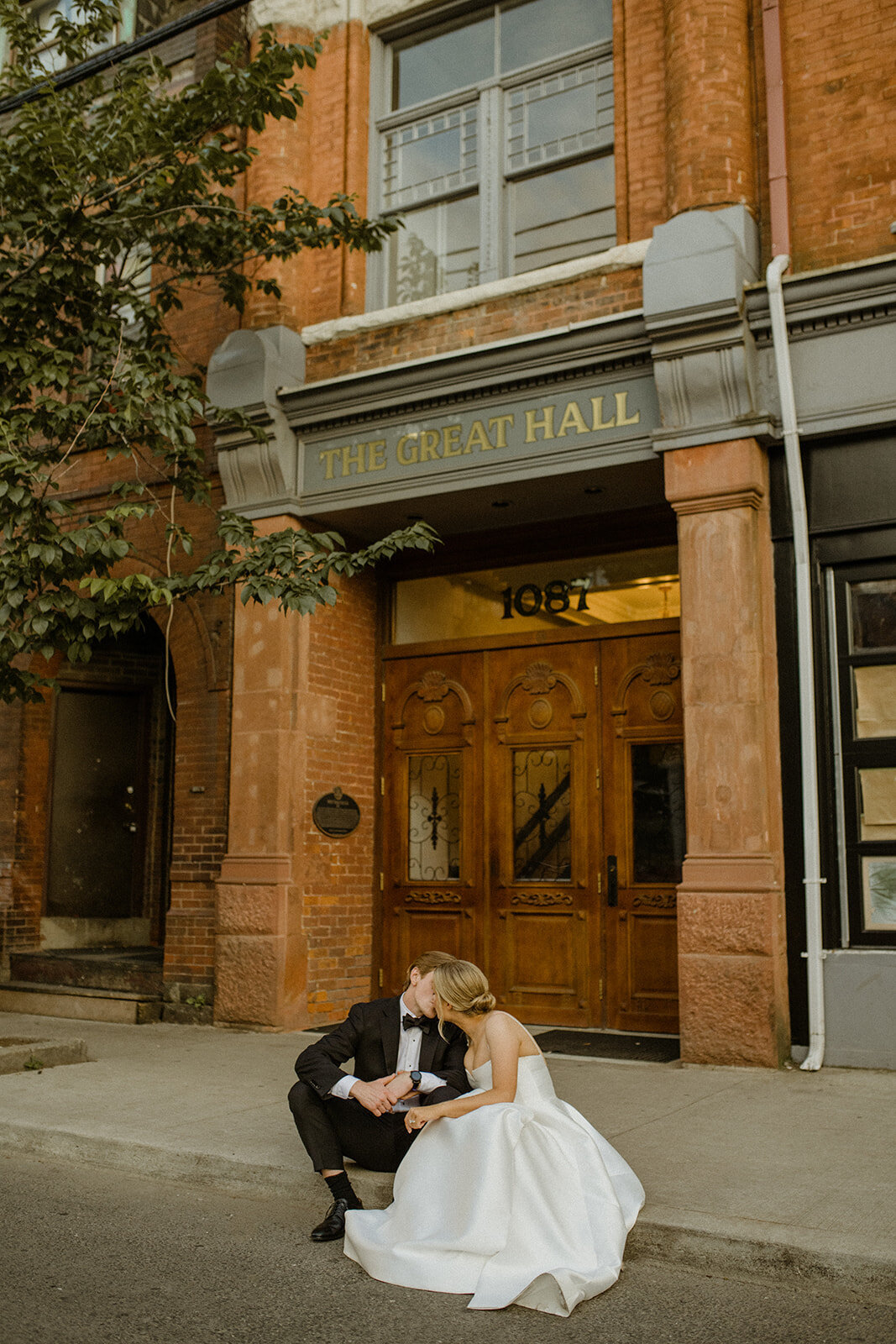 toronto-downtown-spadina-museum-the-great-hall-wedding-couples-session-summer-torontovibes-romantic-whimsical-artsty-indie-movie-652