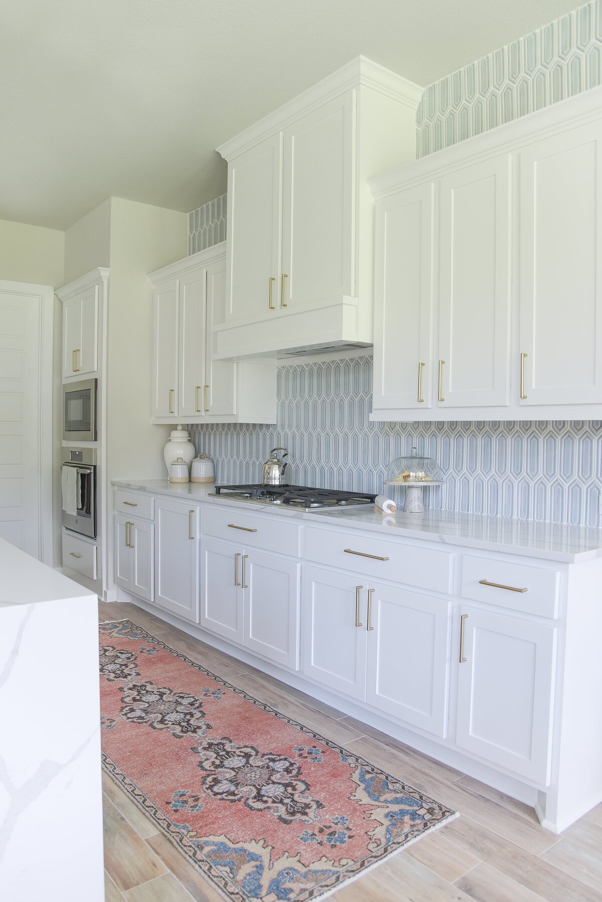 sleek-white-kitchen-waterfall-counter-interior-design-georgetown-texas-3-min