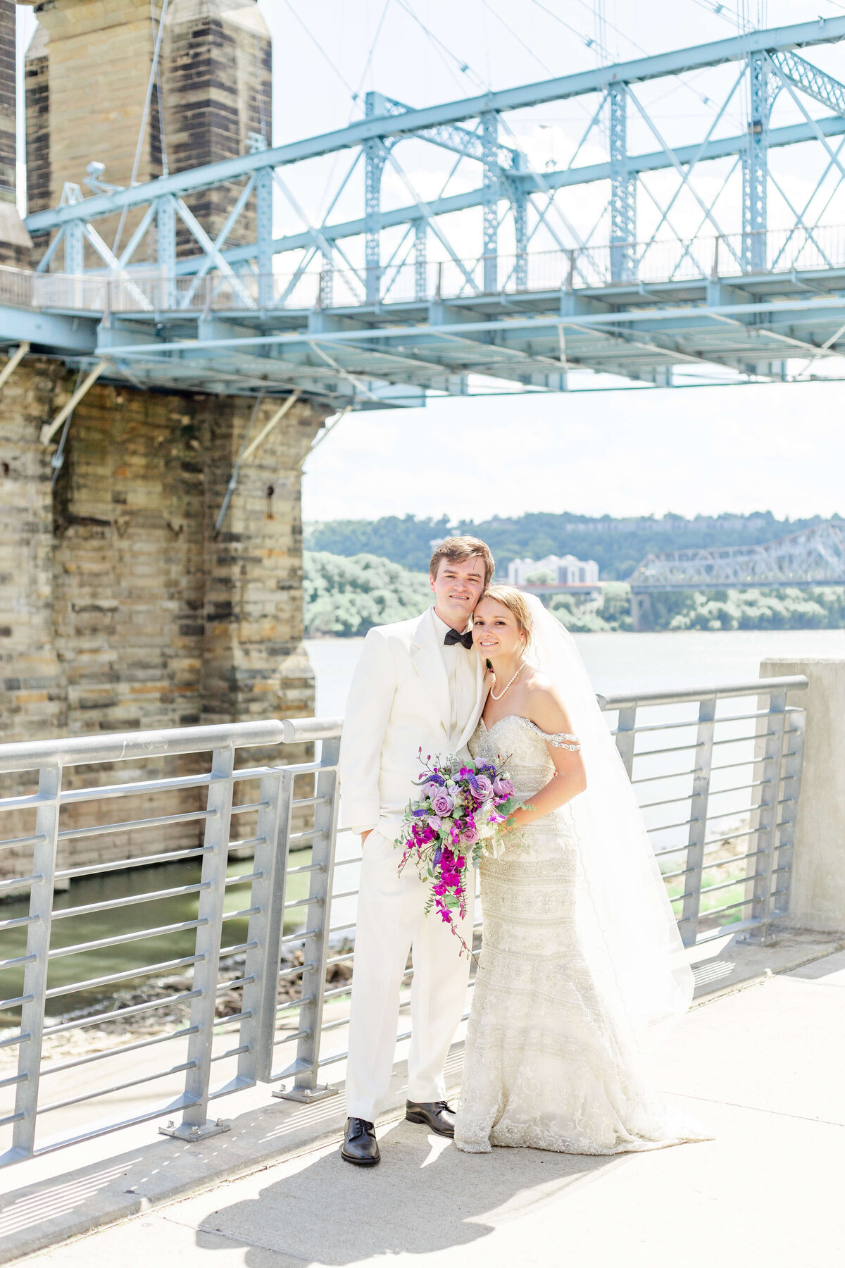 Outdoor-Light-and-airy-wedding-photos-in-Tristate-Ohio-Indiana-Kentucky-3