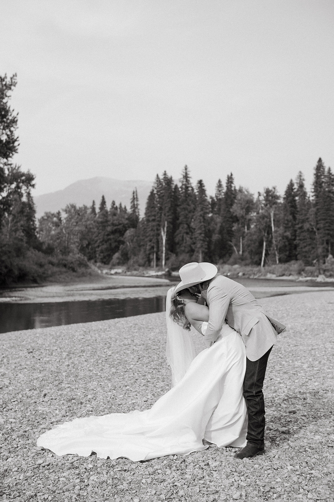 presley-gray-luxury-western-montana-wedding-7061