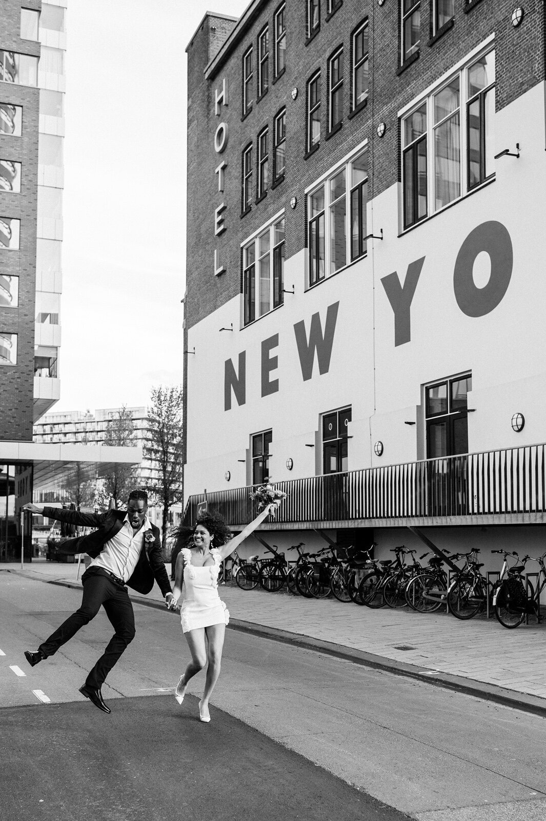 Bruidspaar springt samen in de lucht voor Hotel New York 