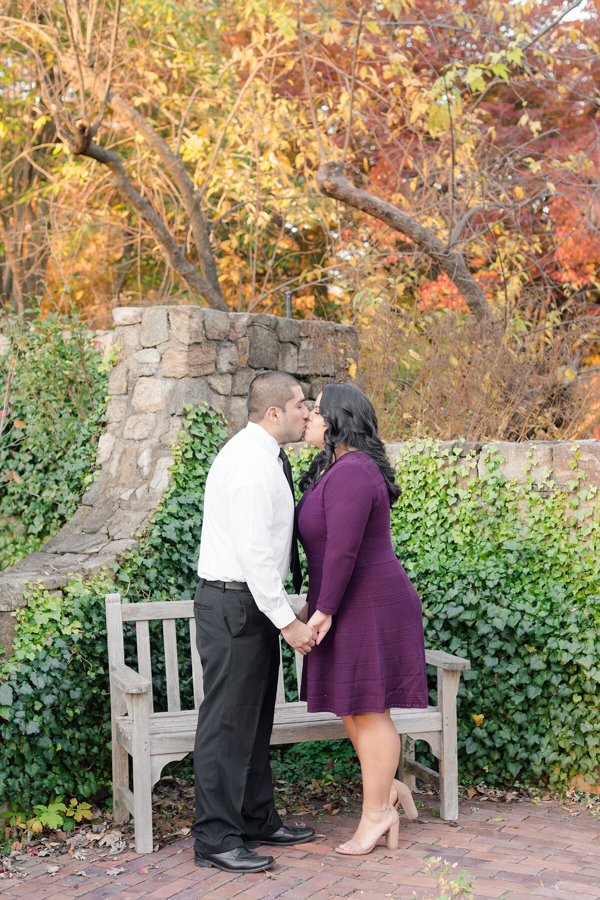23_couple-kisses-in-autumn-gardens-full-of-color_1061