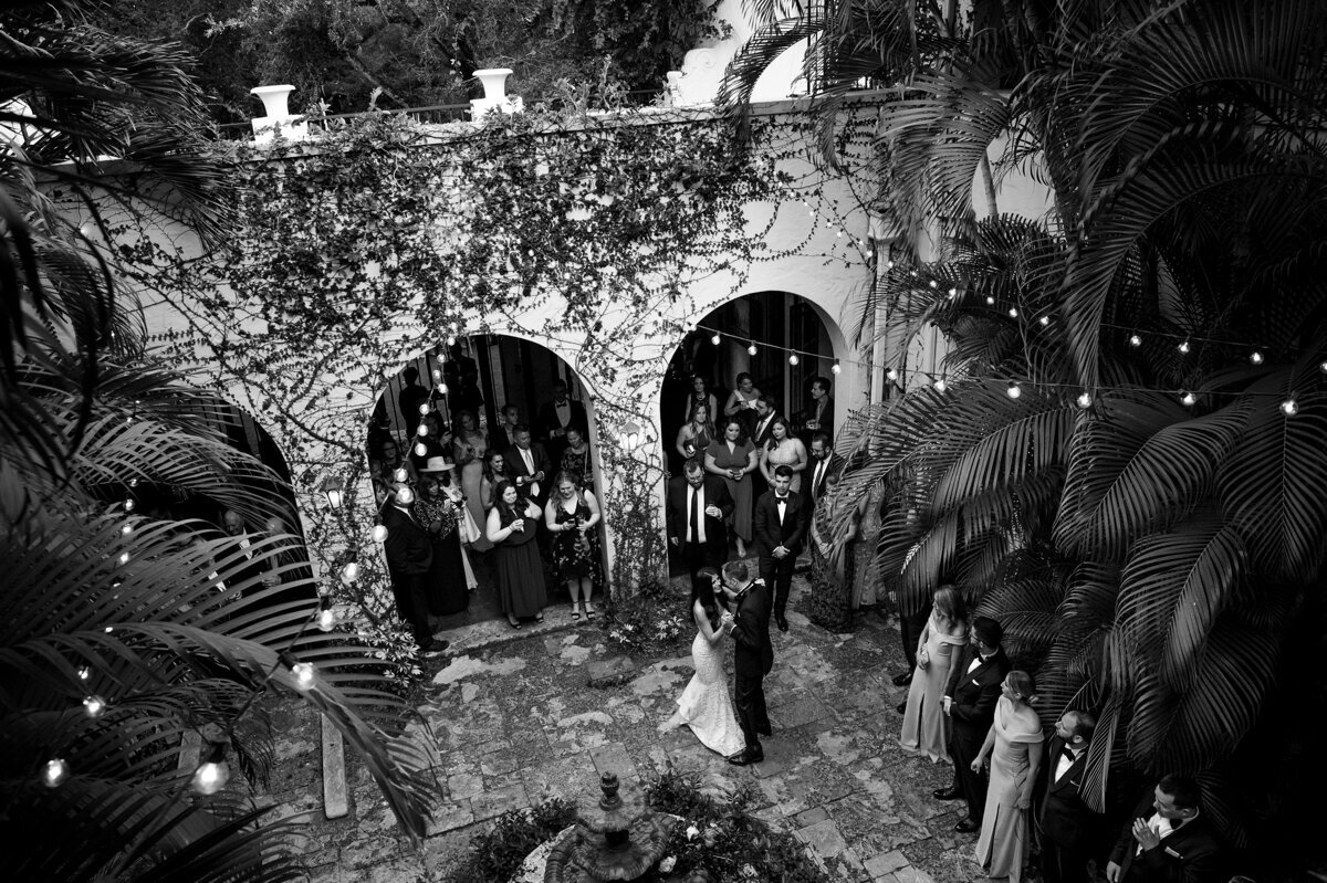 Villa-woodbine-first-dance-courtyard