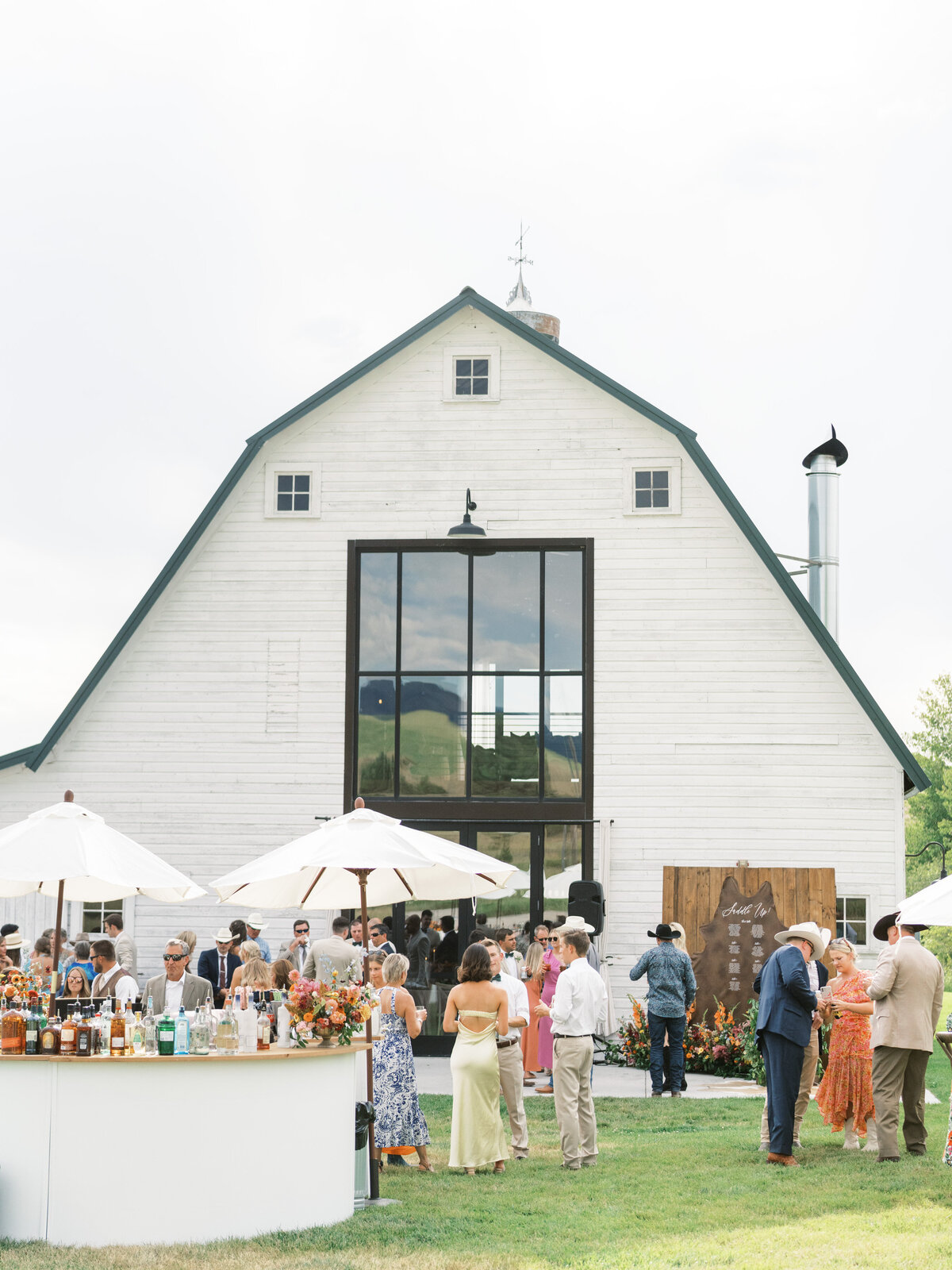 Courtney Linden Dueppengiesser Photography Fine Art Wedding and Portrait Photographer East Coast Worldwide Luxury Light Airy CourtneyDueppengiesser_FosterCreekWedding_147