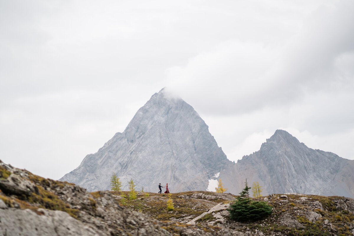 kananaskis-larch-hiking-elopement-5