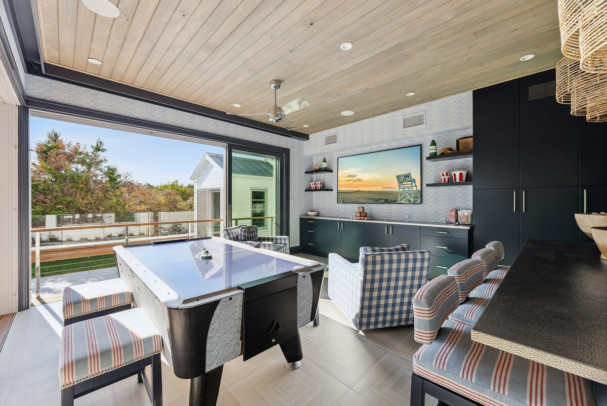 Entertainment room with pool deck access