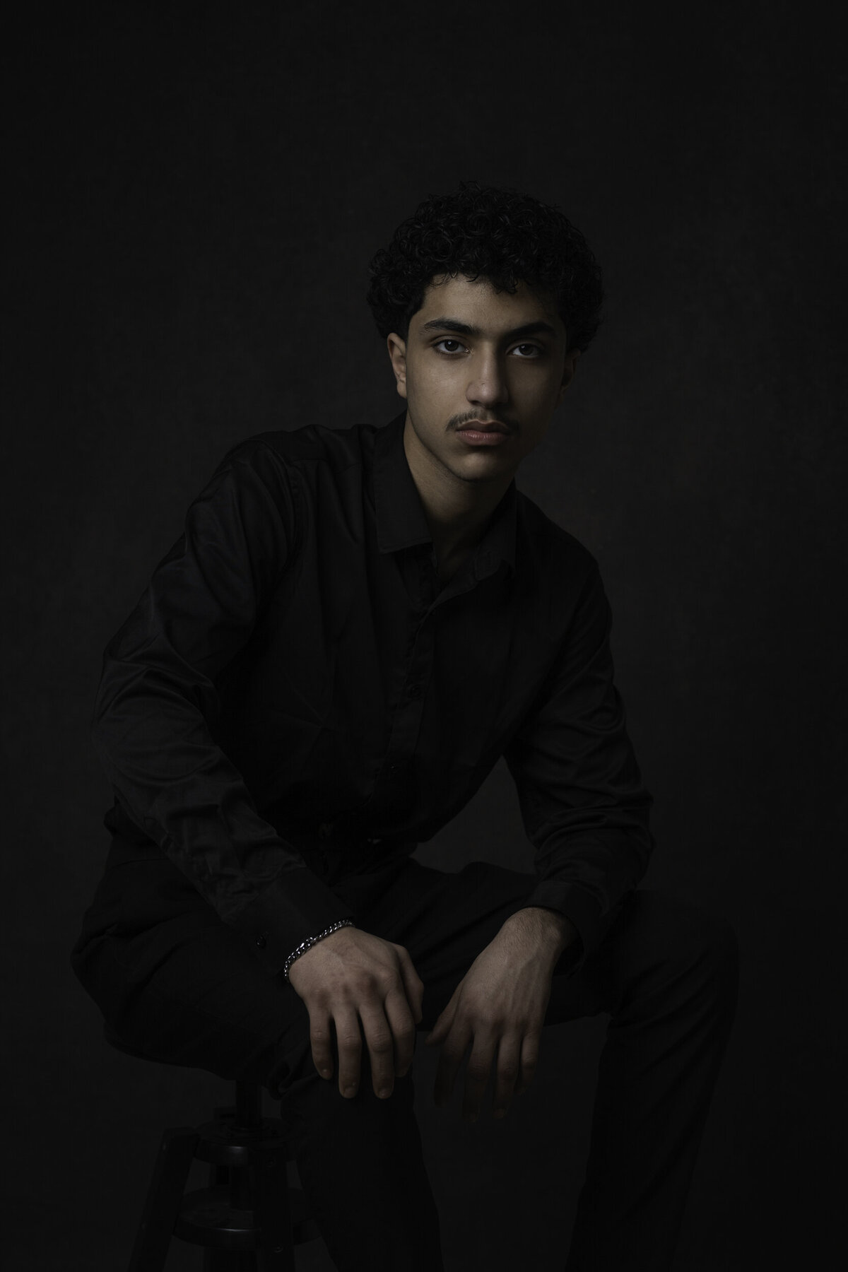 Studio Ace Photography Zaltbommel tijdloos portret van dame met ginger kroes haar gevlochten hangend op een stoel