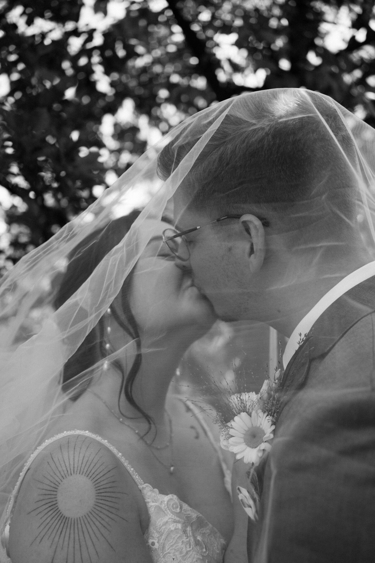 rouwfotograaf legt intieme bruiloft vast bij In de Kas bij Winnsen – onder de sluier shoot 